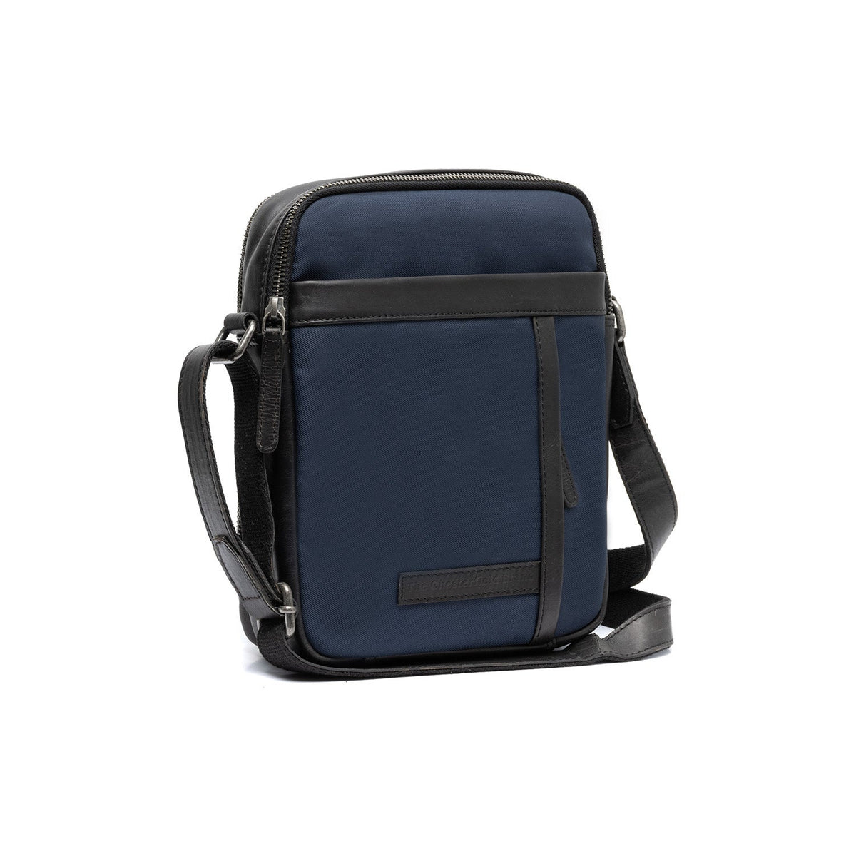 
100% Full-Grain Wax Pull-Up 100% Full-Grain Leather Grain Texture & Handcrafted Patina Detail