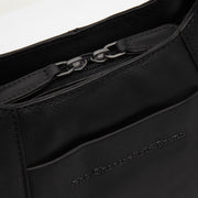 
Classic 100% Full-Grain leather Goods - Вид сзади, подчеркивающий посадку по плечам и ровный край
