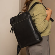 
Classic 100% Full-Grain leather Backpack - Вид сзади с усиленными кожаными ремнями и прострочкой