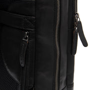 
Solid Antique Brass Hardware & Heavy-Duty Dual Zipper Detail on Nicola Кожаный рюкзак для ноутбука