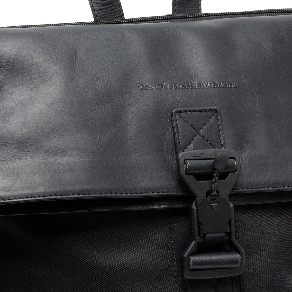 
Solid Antique Brass Hardware & Heavy-Duty Dual Zipper Detail on Trondheim Кожаный рюкзак для ноутбука