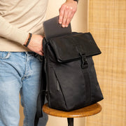 
Classic 100% Full-Grain leather Backpack - Вид сзади с усиленными кожаными ремнями и прострочкой