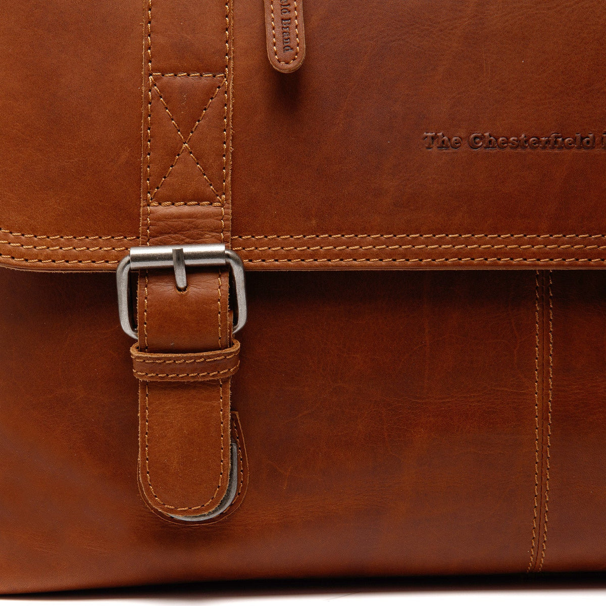 
Solid Antique Brass Hardware & Heavy-Duty Dual Zipper Detail on Imperia Кожаная сумка для ноутбука