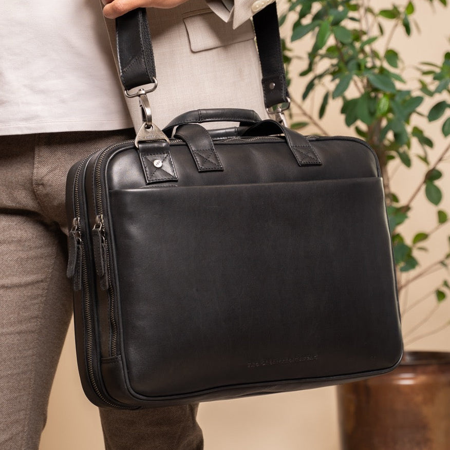 
Classic 100% Full-Grain leather Briefcase - Вид сзади с усиленными кожаными ремнями и прострочкой