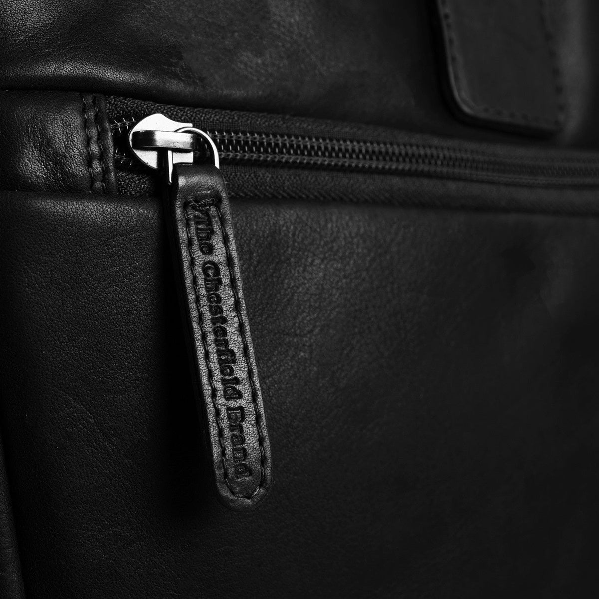 Вид подкладки Showing Dedicated Padded Laptop Sleeve & Multi-Compartment Organization