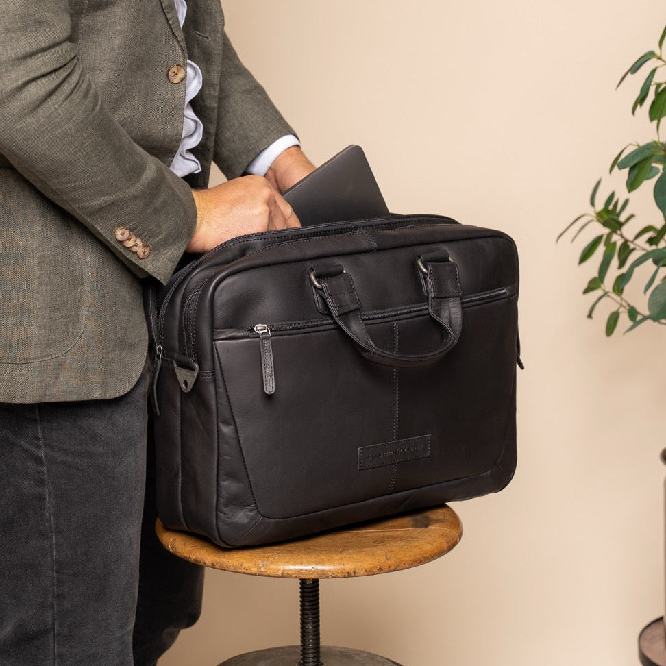 Seth Full-Grain Leather Laptop Bag - Боковой профиль с глубиной складок и вместительностью