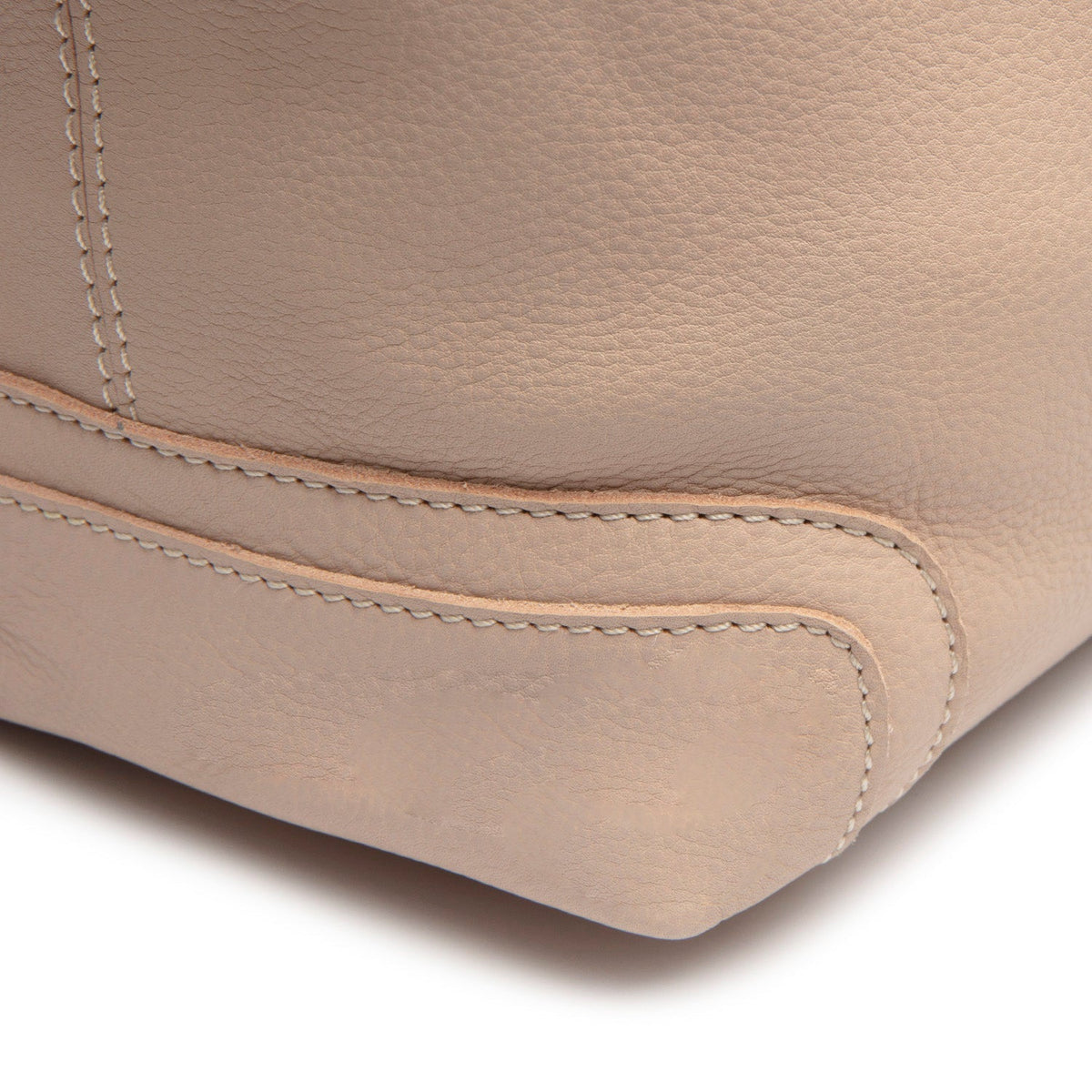 
Solid Antique Brass Hardware & Heavy-Duty Dual Zipper Detail on Astero Кожаная сумка через плечо