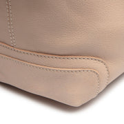 
Solid Antique Brass Hardware & Heavy-Duty Dual Zipper Detail on Astero Кожаная сумка через плечо