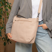 
Classic 100% Full-Grain leather Bag - Вид сзади с усиленными кожаными ремнями и прострочкой