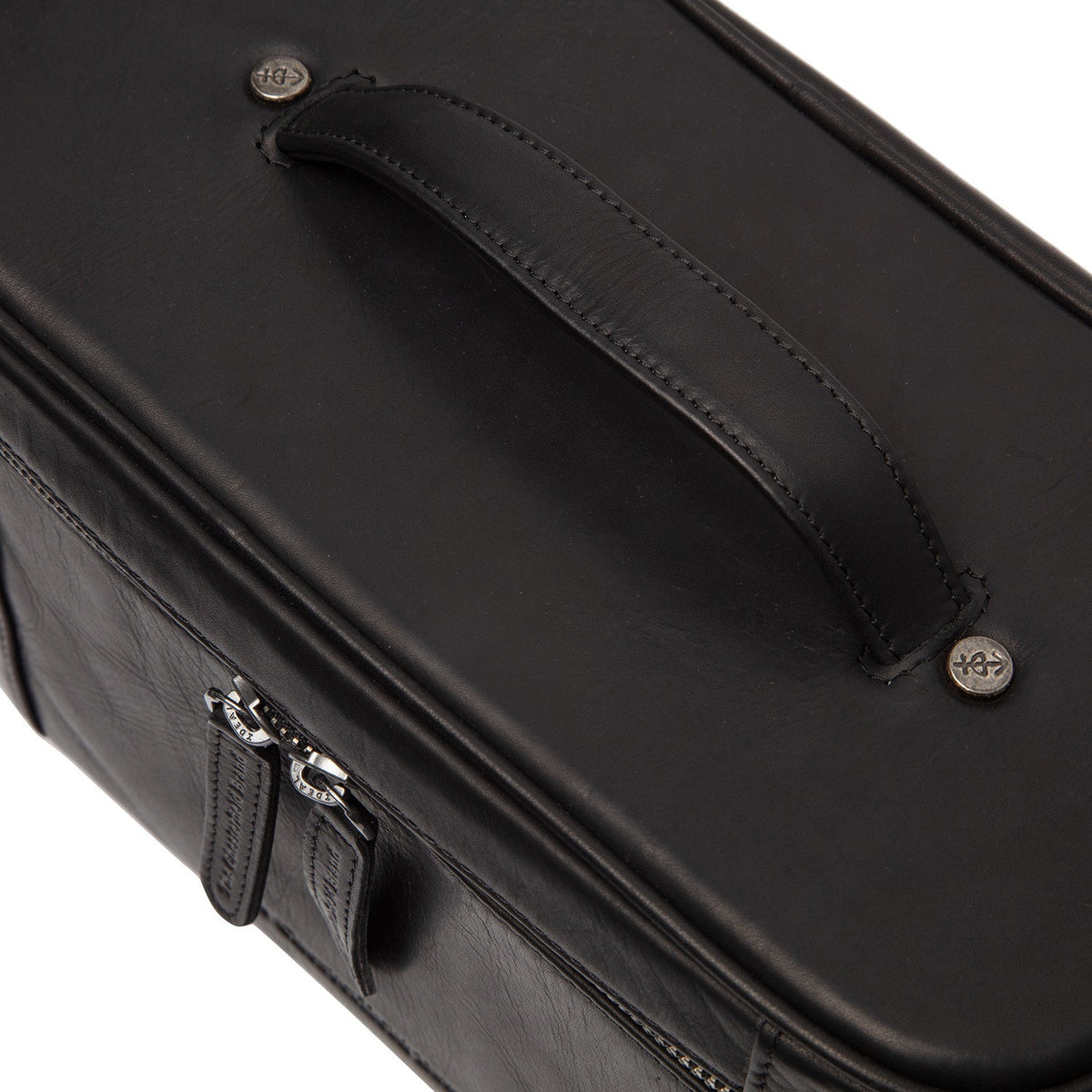 
Крупный план деталей of Classic Collar & Heavy-Duty Zipper Hardware on Limone Кожаный несессер