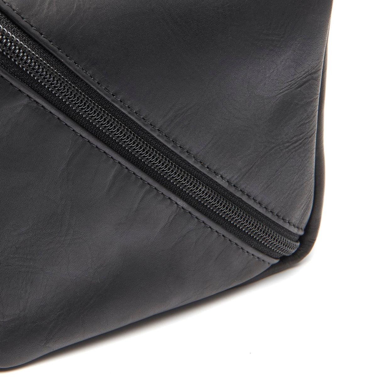 
Крупный план деталей of Classic Collar & Heavy-Duty Zipper Hardware on Trevia Кожаный несессер