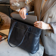 
Solid Antique Brass Hardware & Heavy-Duty Dual Zipper Detail on Osira Кожаная сумка-тоут
