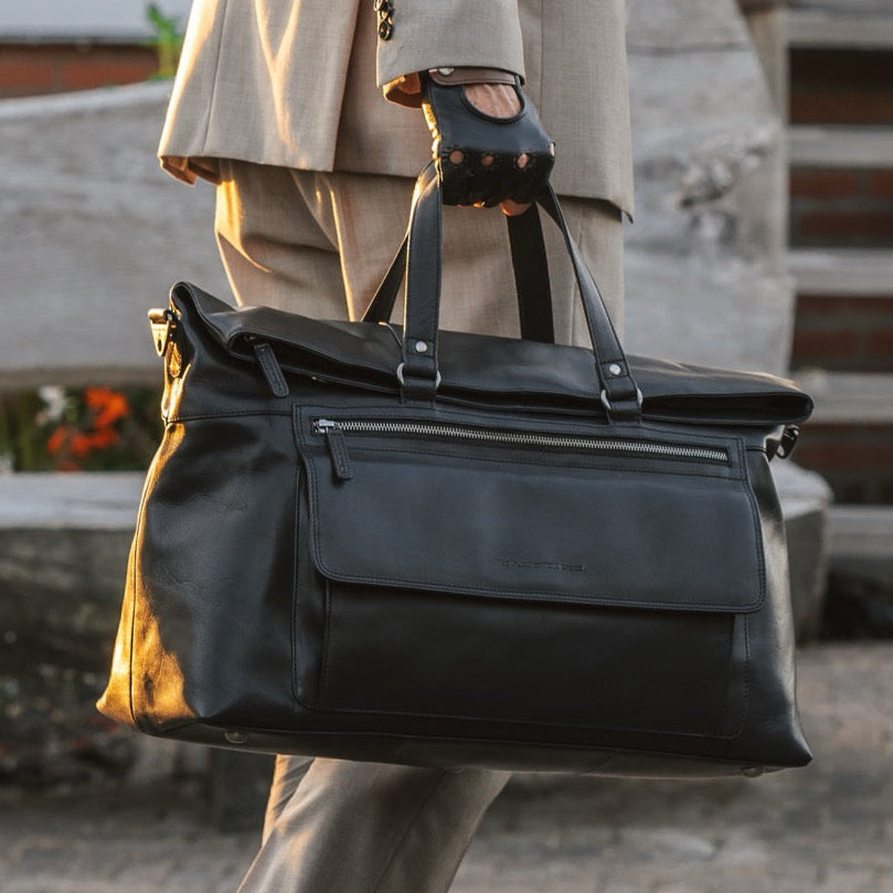 
Classic 100% Full-Grain Leather Duffle Bag - Вид сзади с усиленными кожаными ремнями и прострочкой