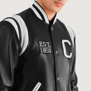 
Крупный план деталей of Varsity & Snap Button Hardware on Liberte California Черный Leather Varsity Кожаная куртка для Мужчин