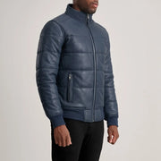 
Как выглядит на человеке:  Lucas Blue Leather Puffer Bomber Jacket на модели — естественные складки при дневном свете