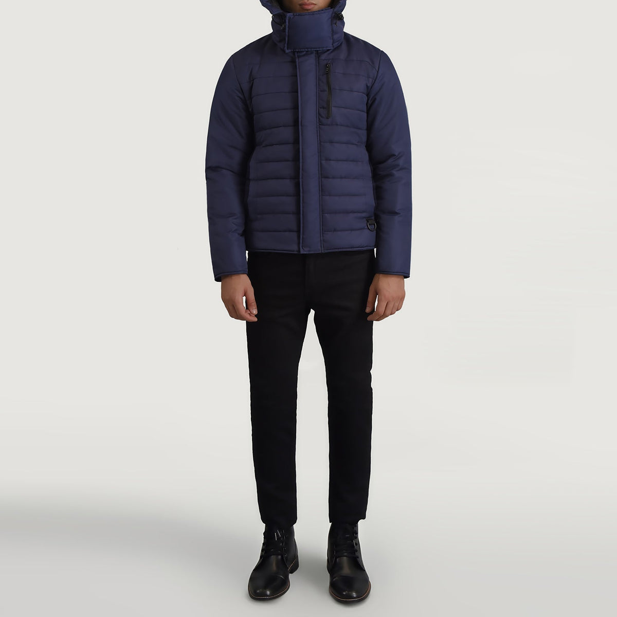 
Malcolm Синий Hooded Puffer Кожаная куртка для Мужчин - Вид сбоку, демонстрирующий эргономичный крой рукава