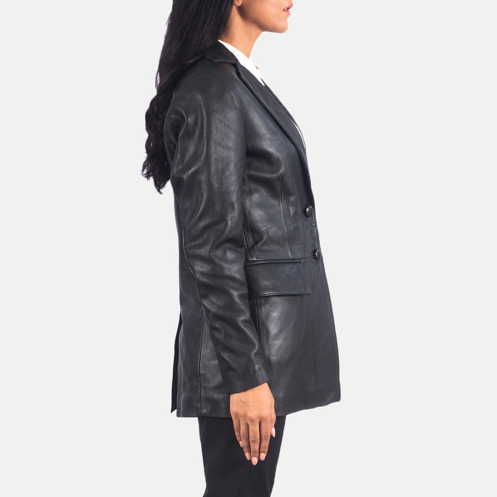 
Как выглядит на человеке:  Marilyn Tan Brown Leather Blazer на модели — естественные складки при дневном свете