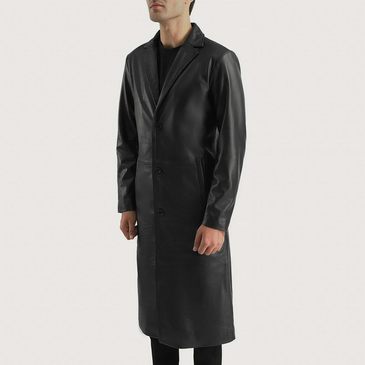 
Black Cowhide Leather Winter Jacket - Вид сзади, подчеркивающий посадку по плечам и ровный край
