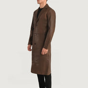 
Как выглядит на человеке:  Mateo Black Leather Single Breasted Coat на модели — естественные складки при дневном свете