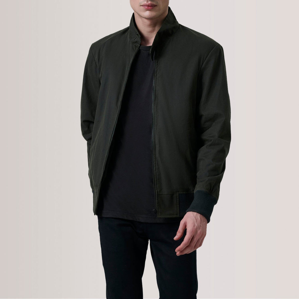
Morrison Olive Canvas Кожаный бомбер для Мужчин For Men in Olive Waxed Cotton Canvas - Вид спереди и приталенный силуэт | Купить в официальном онлайн-магазине