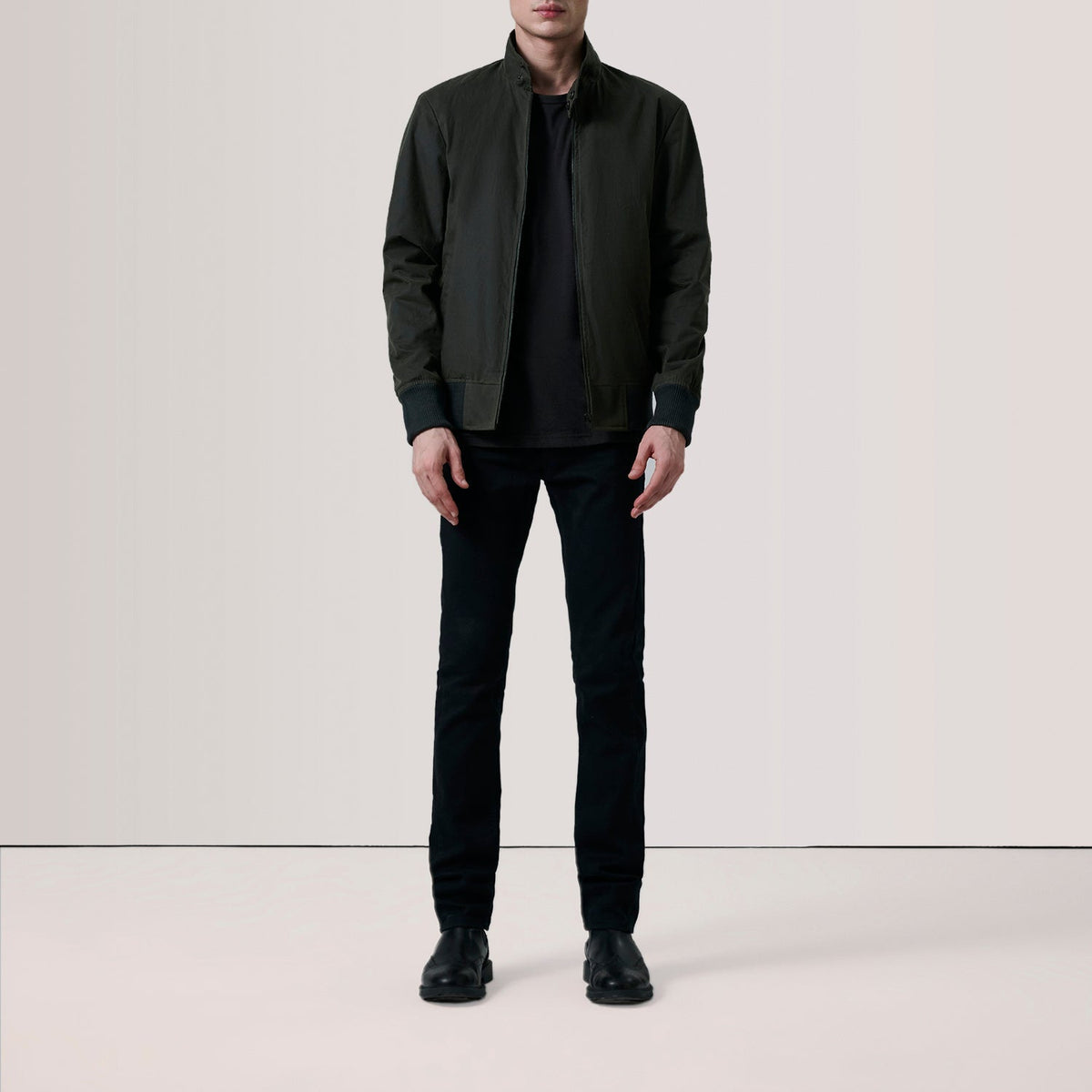 
Olive Waxed Cotton Canvas Bomber Jacket - Вид сзади, подчеркивающий посадку по плечам и ровный край
