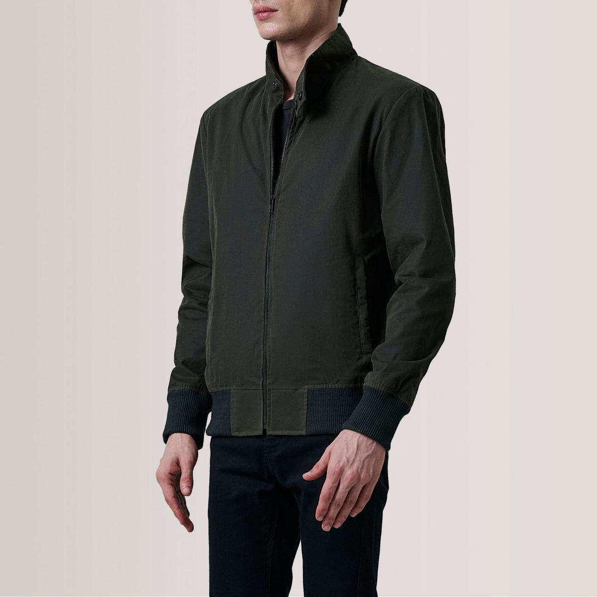 
Morrison Olive Canvas Кожаный бомбер для Мужчин For Men - Вид сбоку, демонстрирующий эргономичный крой рукава