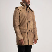 
Как выглядит на человеке:  Nolan Black Snuffed Leather Duffle Coat на модели — естественные складки при дневном свете
