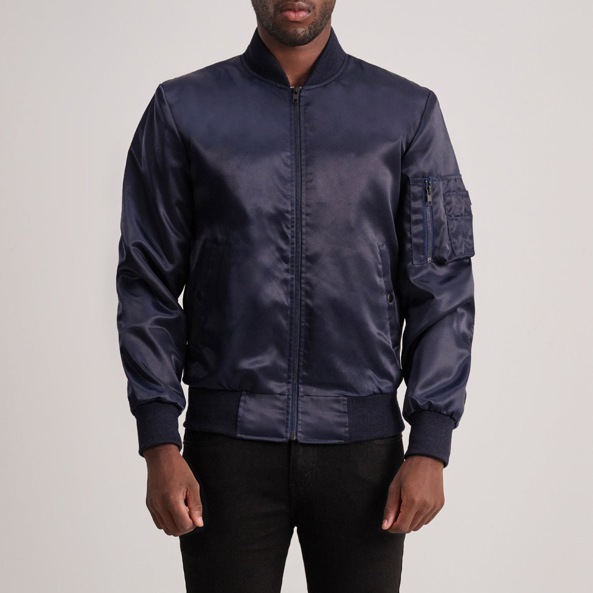 
Quinton MA-1 Синий Кожаный бомбер для Мужчин in Blue Satin - Вид спереди и приталенный силуэт | Купить в официальном онлайн-магазине