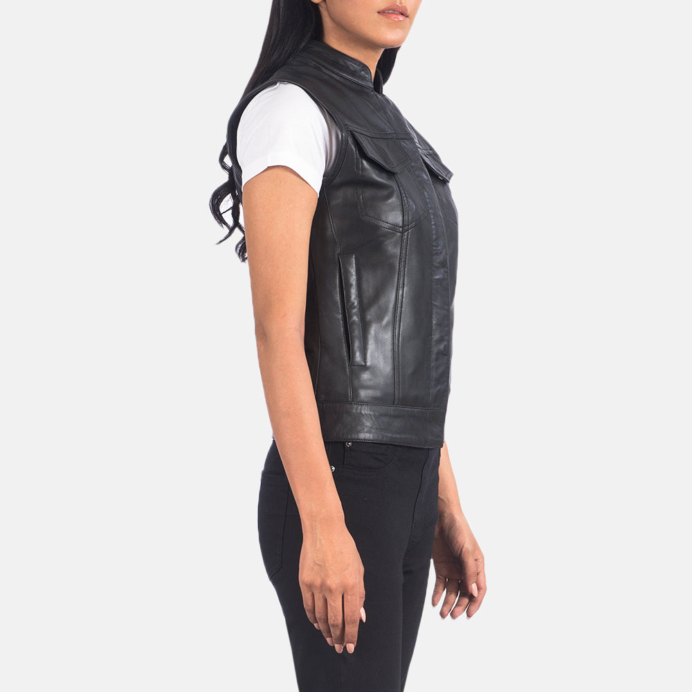 
Black Sheepskin Leather Biker Jacket - Вид сзади, подчеркивающий посадку по плечам и ровный край