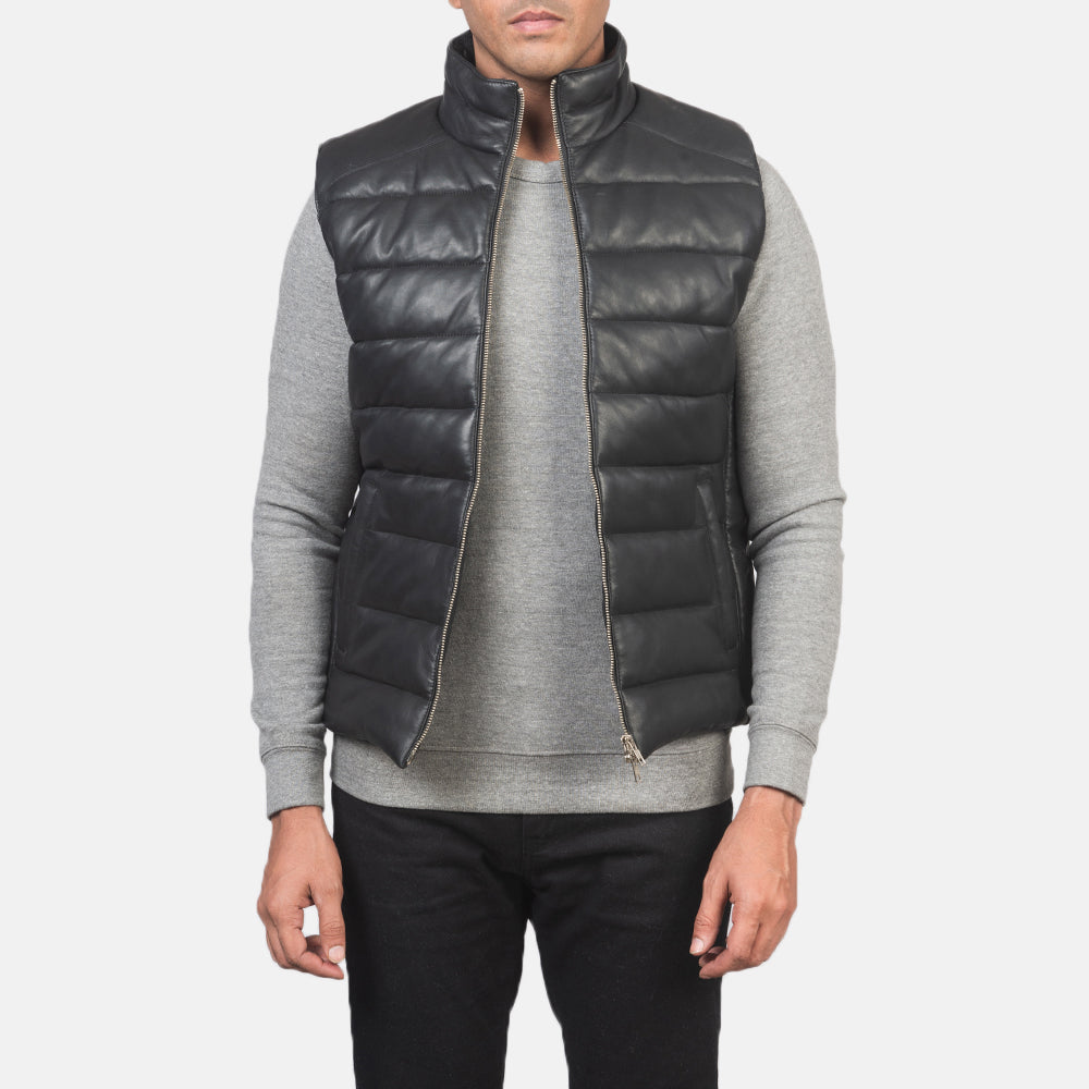 
Reeves Черный Leather Утепленный жилет для Мужчин in Black Sheepskin Leather - Вид спереди и приталенный силуэт | Купить в официальном онлайн-магазине