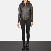
Roslyn Brown Hooded Leather Bomber Jacket - Вид сбоку, демонстрирующий эргономичный крой рукава