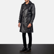 
Black Cowhide Leather Trench Coat - Вид сзади, подчеркивающий посадку по плечам и ровный край