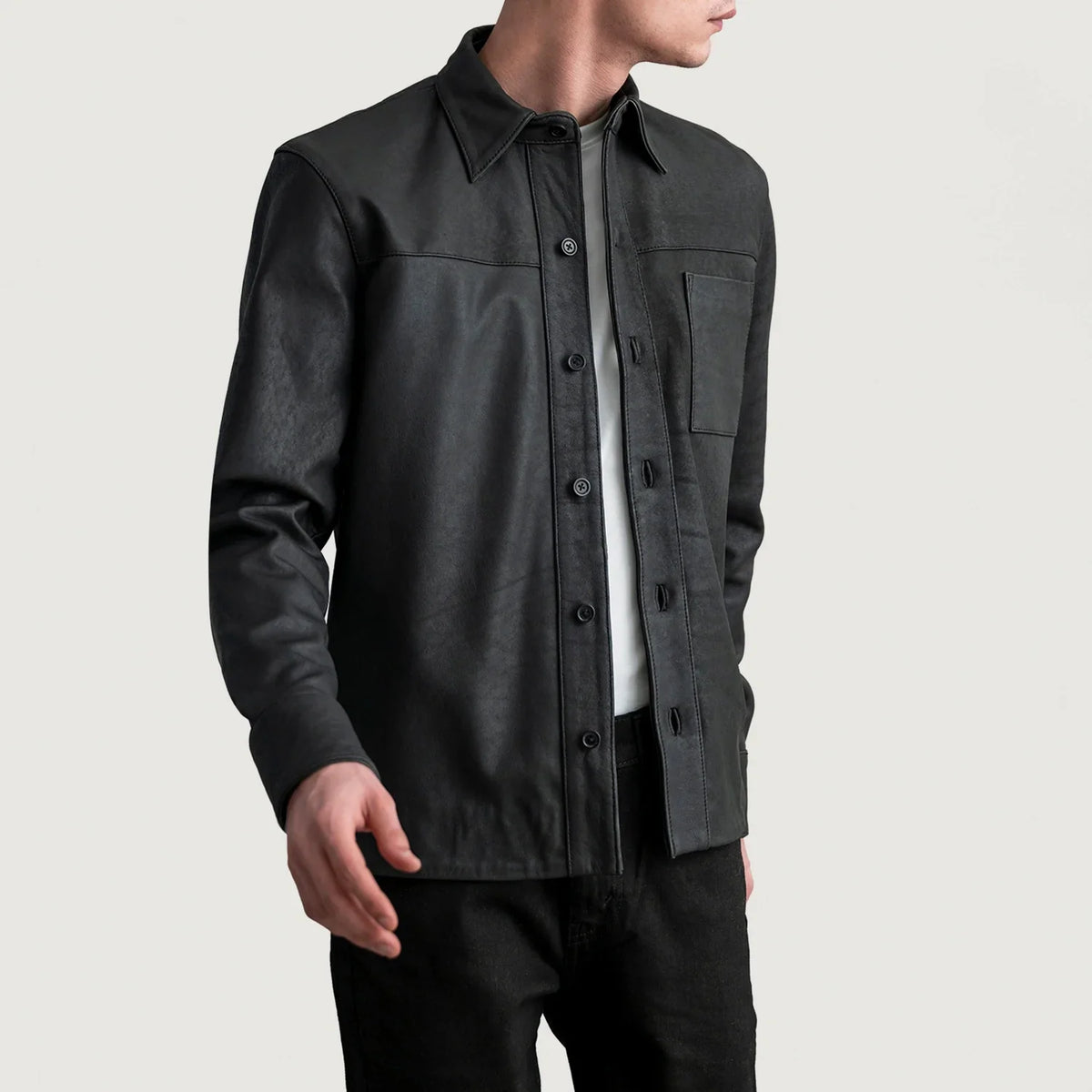
Scout Tumbled Черный Leather Shirt для Мужчин in Tumbled Black Sheepskin Leather - Вид спереди и приталенный силуэт | Купить в официальном онлайн-магазине