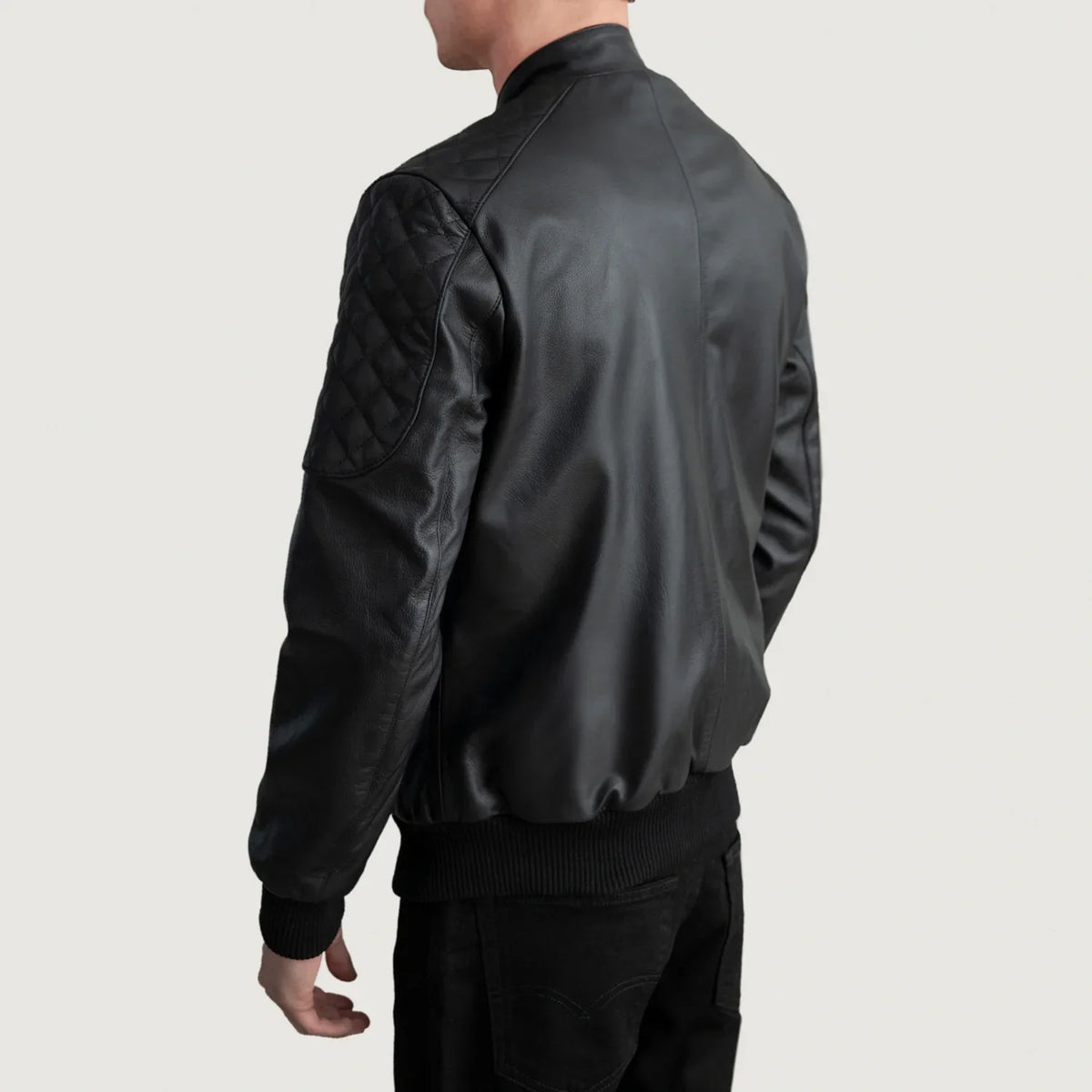 
Вид подкладки Showing Quilted Polyester Lining & Два функциональных внутренних кармана