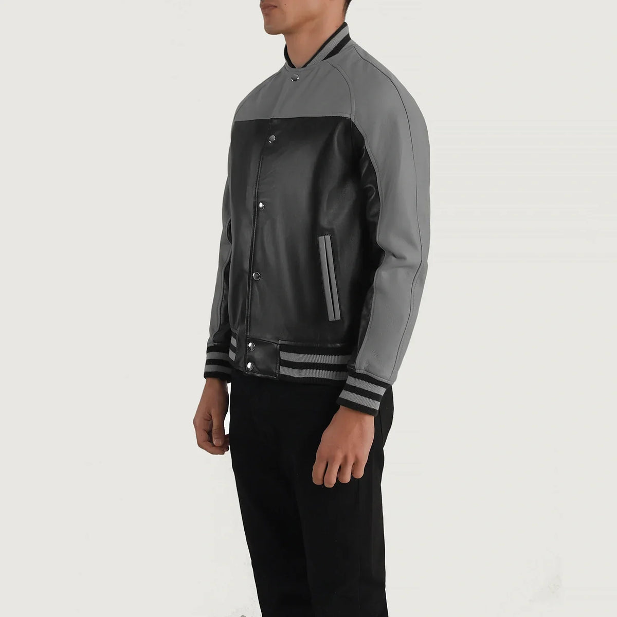 
Terrance Черный Varsity Кожаная куртка для Мужчин - Вид сзади, подчеркивающий посадку по плечам и ровный край