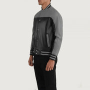 
Terrance Черный Varsity Кожаная куртка для Мужчин - Вид сзади, подчеркивающий посадку по плечам и ровный край