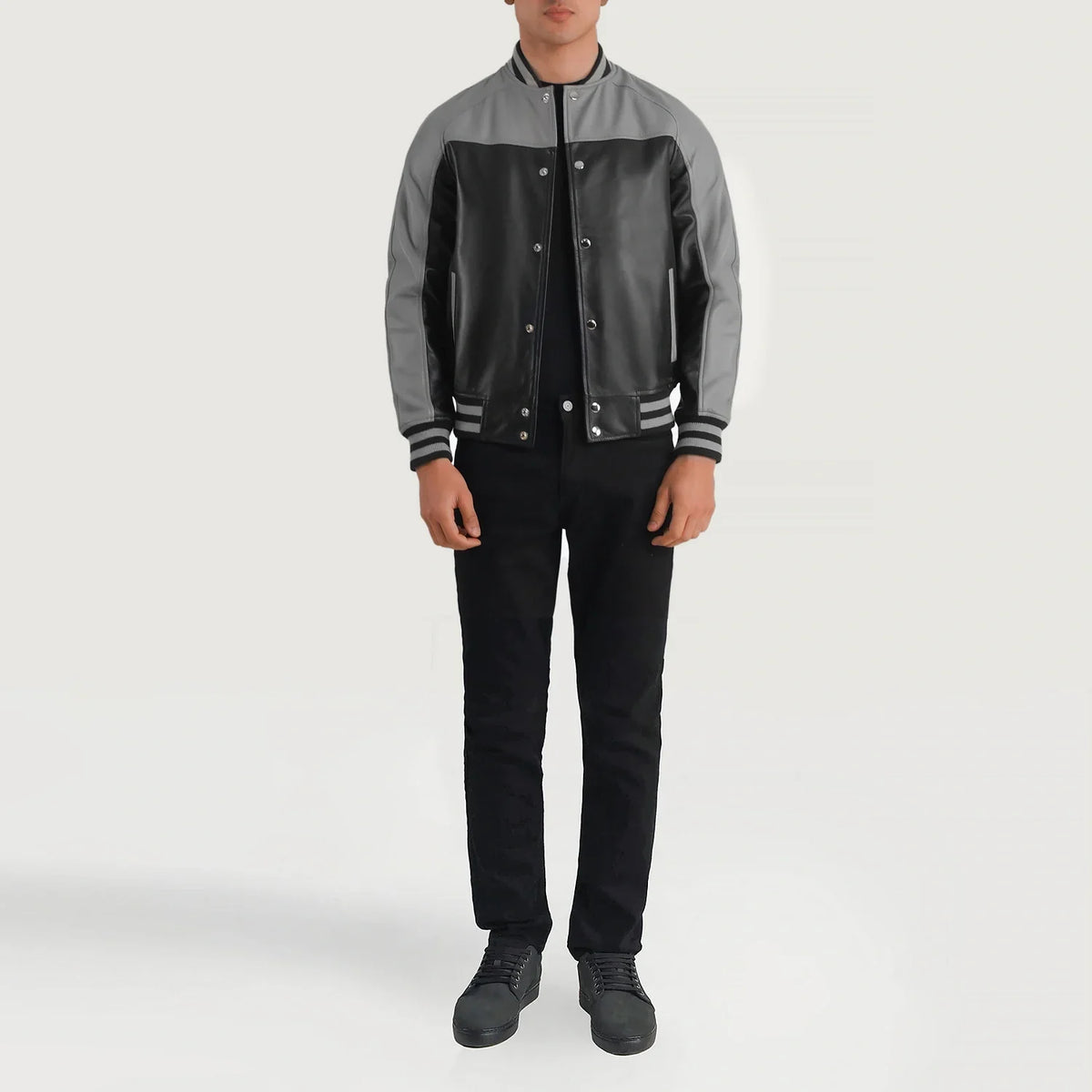 
Terrance Черный Varsity Кожаная куртка для Мужчин - Вид сбоку, демонстрирующий эргономичный крой рукава