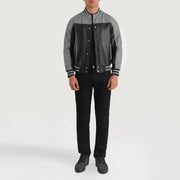 
Terrance Черный Varsity Кожаная куртка для Мужчин - Вид сбоку, демонстрирующий эргономичный крой рукава