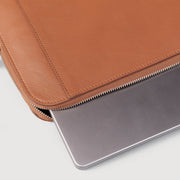 
Крупный план деталей of Classic Collar & Heavy-Duty Zipper Hardware on The Baxter Brown Leather Laptop Sleeve For Men & Women