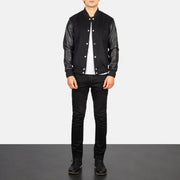 
Vaxton Черный Hybrid Varsity Кожаная куртка для Мужчин - Вид сбоку, демонстрирующий эргономичный крой рукава