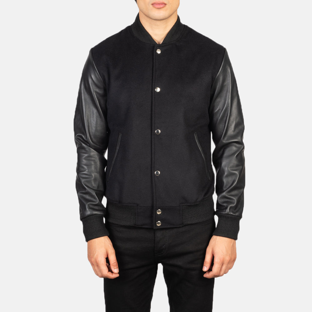 
Крупный план деталей of Varsity & Snap Buttons Hardware on Vaxton Черный Hybrid Varsity Кожаная куртка для Мужчин