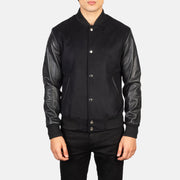 
Крупный план деталей of Varsity & Snap Buttons Hardware on Vaxton Черный Hybrid Varsity Кожаная куртка для Мужчин