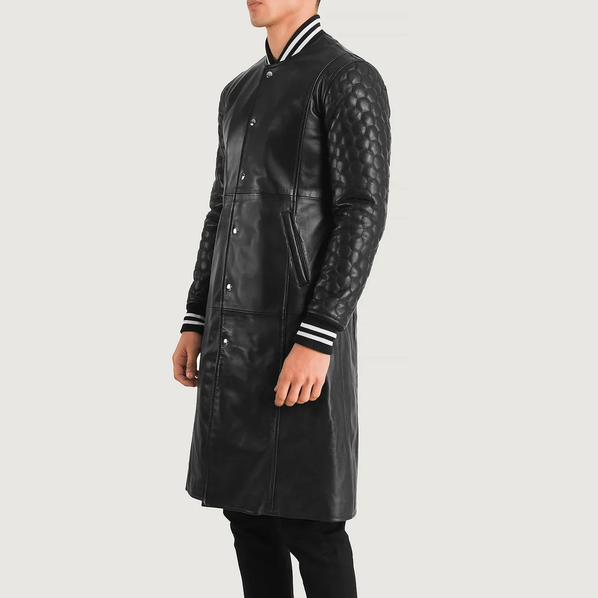 
Black Sheepskin Leather Varsity Jacket - Вид сзади, подчеркивающий посадку по плечам и ровный край