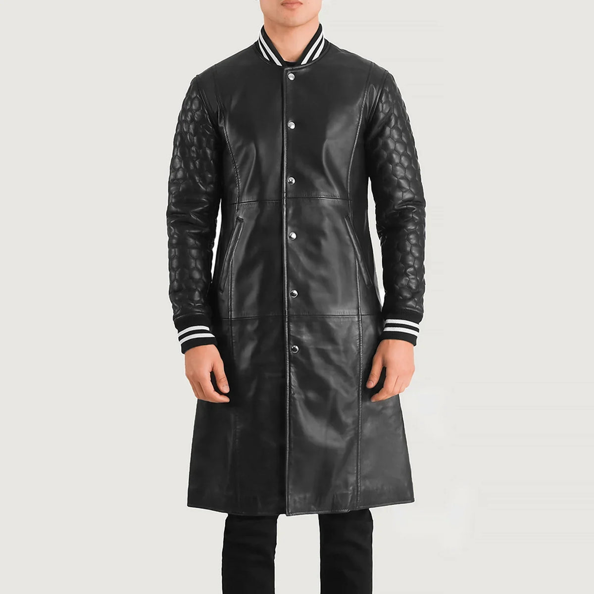 
Крупный план деталей of Varsity collar & Snap Button button Hardware on Wilde Черный Leather Varsity Кожаное пальто для Мужчин