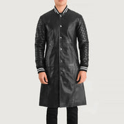 
Крупный план деталей of Varsity collar & Snap Button button Hardware on Wilde Черный Leather Varsity Кожаное пальто для Мужчин