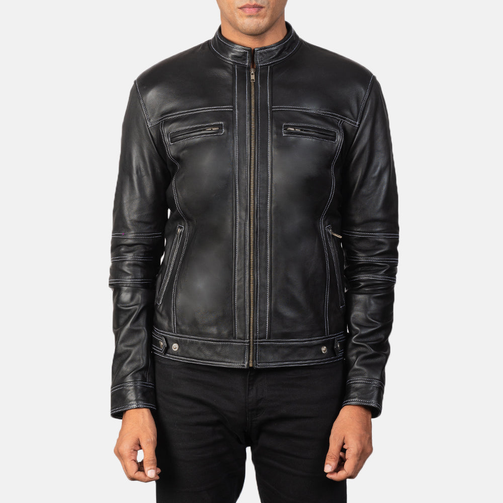 
Крупный план деталей of Band & Zipper Hardware on Youngster Distressed Black Leather Jacket