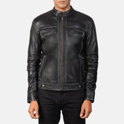 
Крупный план деталей of Band & Zipper Hardware on Youngster Distressed Black Leather Jacket