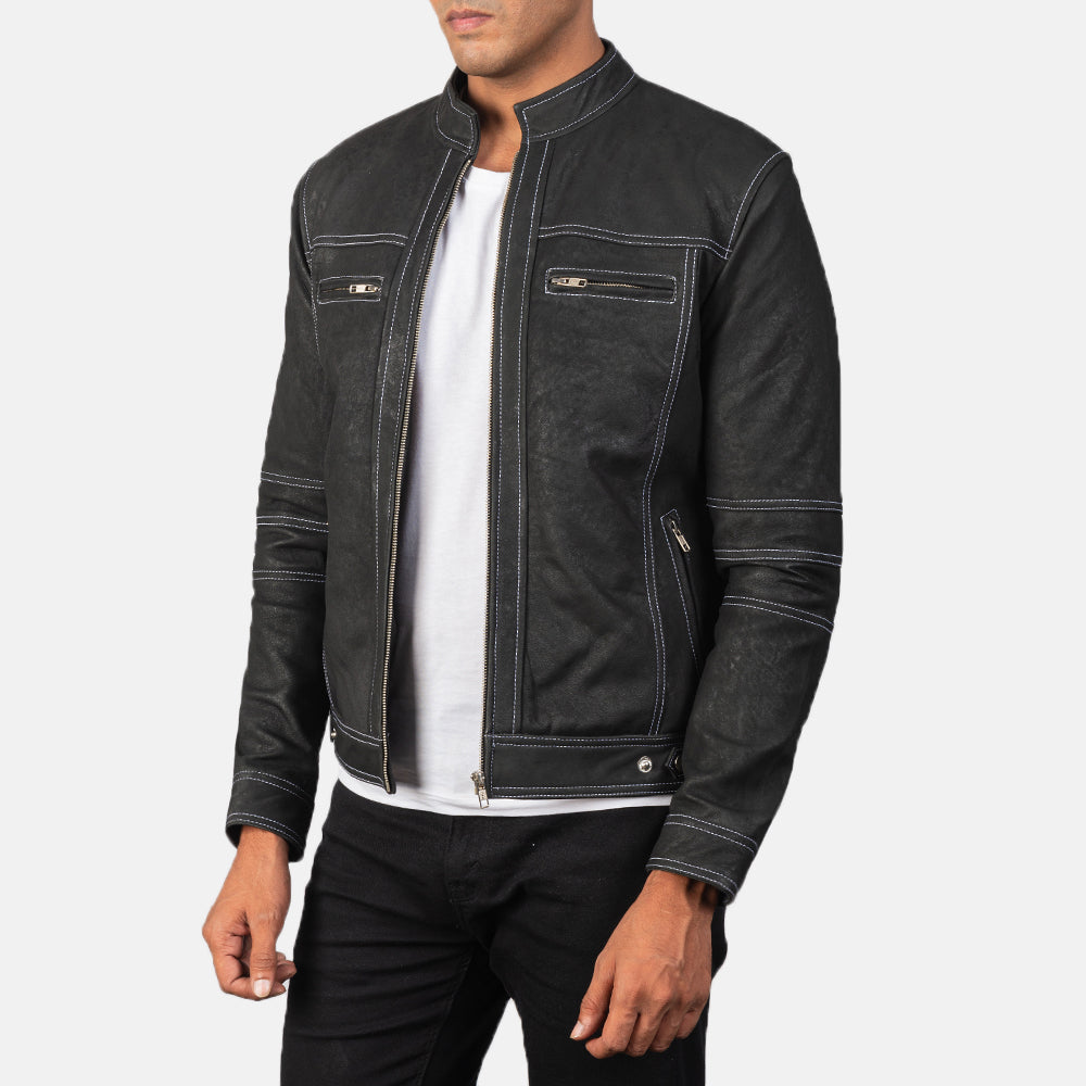 
Как выглядит на человеке:  Youngster Distressed Black Leather Jacket на модели — естественные складки при дневном свете