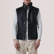 
Zane Grey Suede Vest For Men in Grey Goatskin Suede - Вид спереди и приталенный силуэт | Купить в официальном онлайн-магазине