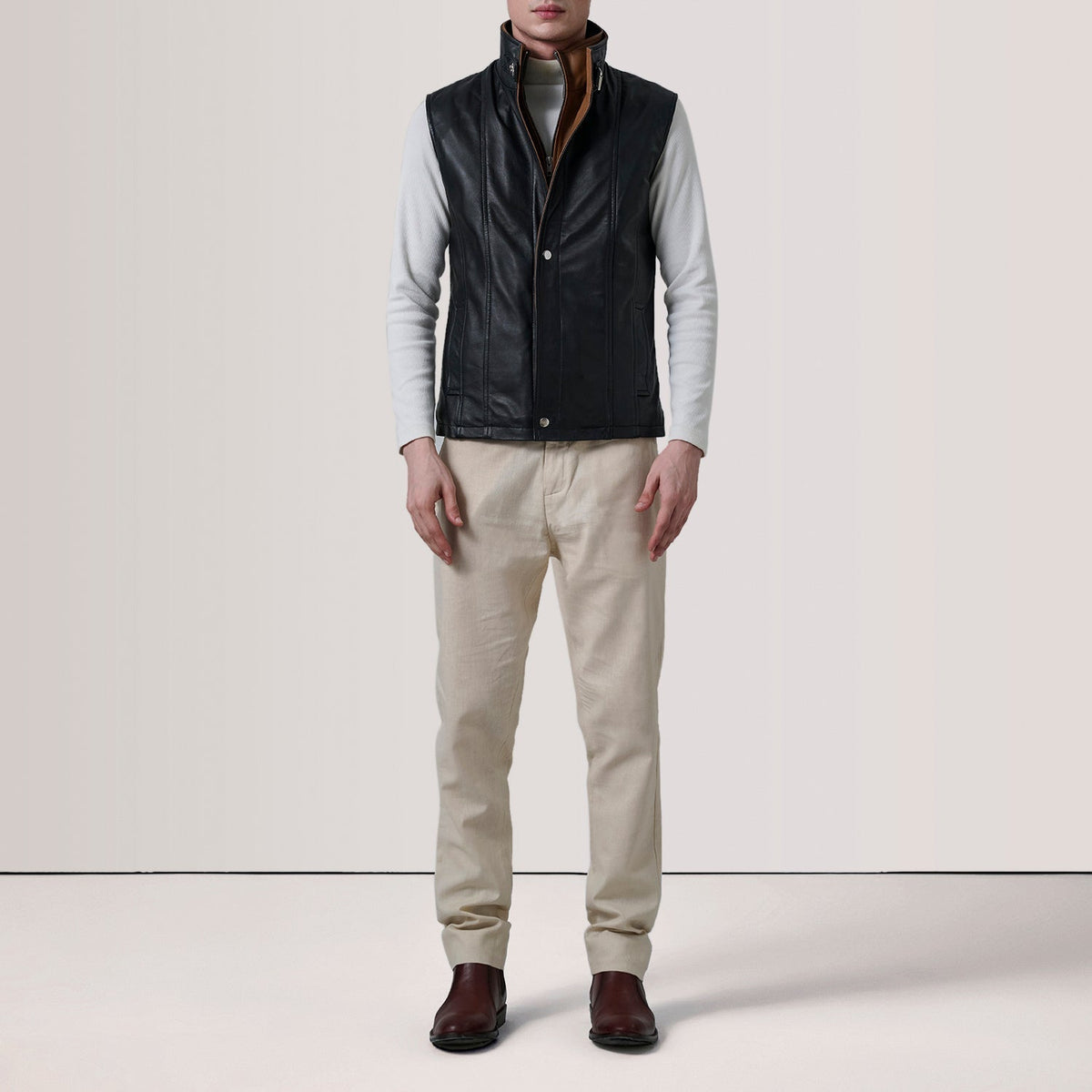 
Grey Goatskin Suede Leather Vest - Вид сзади, подчеркивающий посадку по плечам и ровный край